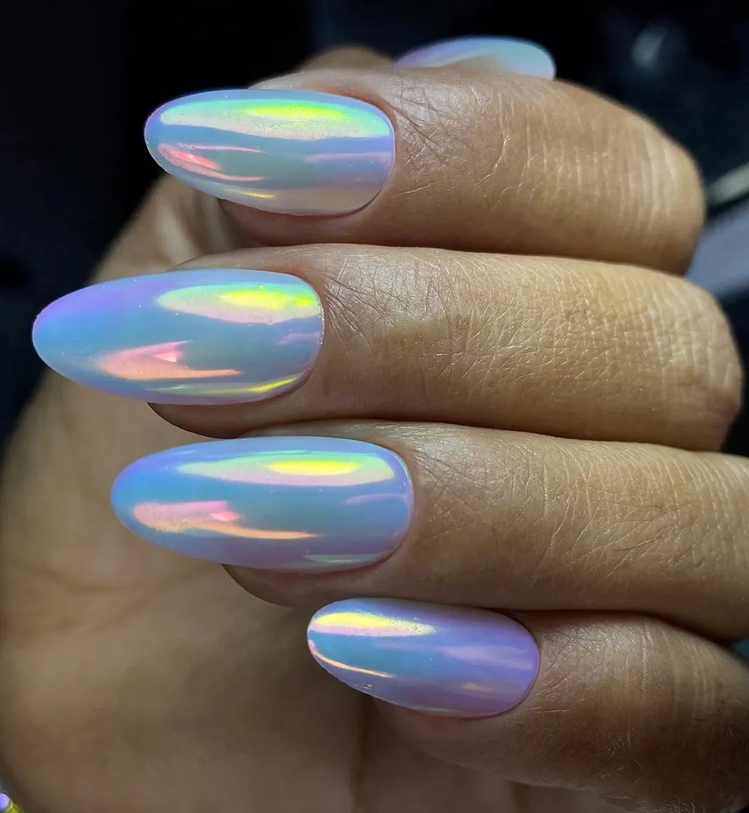 Uñas almendra con efecto cromo aurora en tonos lila, celeste, mint y rosa
